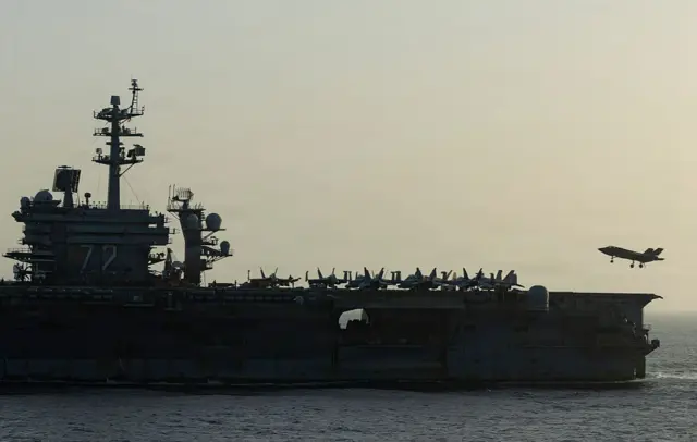 Tàu USS Abraham Lincoln tiến hành các hoạt động phong tỏa của Mỹ liên quan đến Eo biển Hormuz vào ngày 16/4/2026
