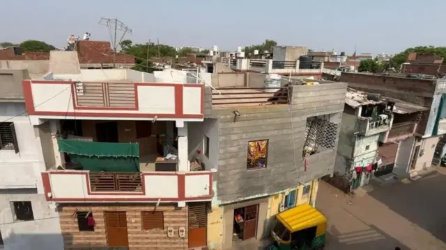 Ndege hiyo ilipoteza mwelekeo na kuanguka katika eneo la makazi la jiji linaloitwa Meghaninagar