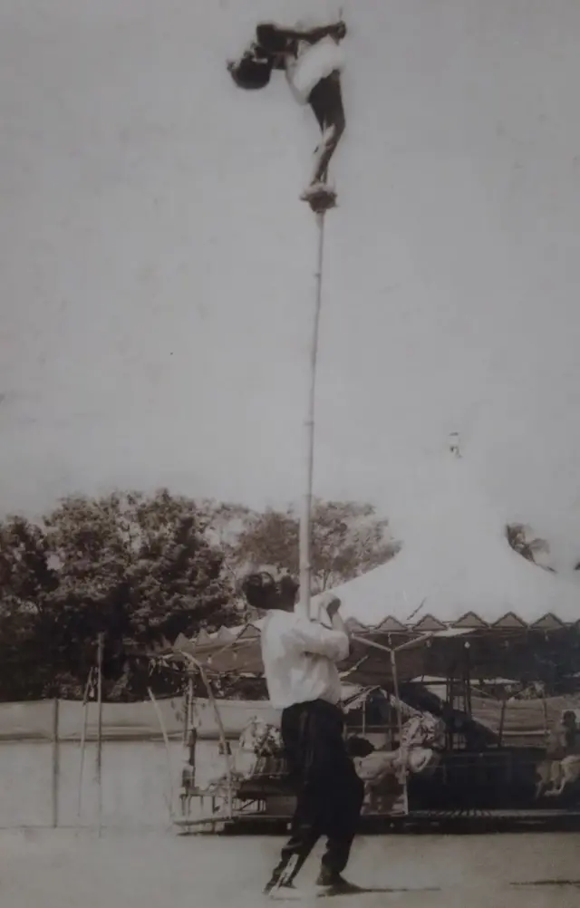 මෙම ඡායාරූපයේ උණ බටය දරගෙන සිටින්නේ සර්කස් පැසිපියා ආරම්භක සාමාජික නිරෝෂන්ගේ සීයා ය