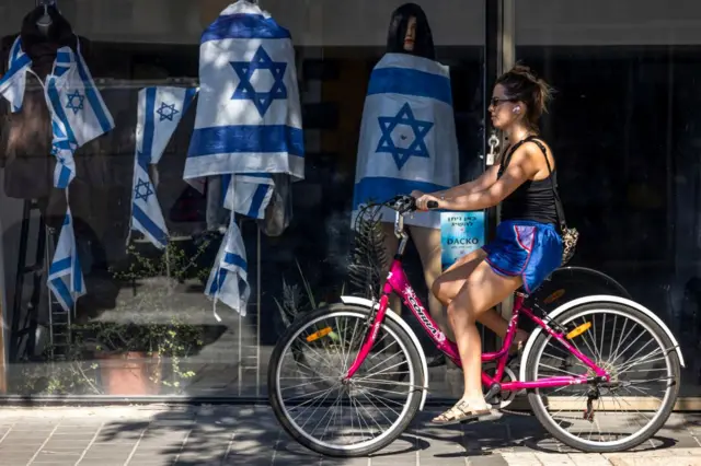 استانداردهای کیفیت زندگی شهروندان اسرائیلی بیشتر شبیه به کشورهای ثروتمند اروپایی است تا کشوری خاورمیانهای در همسایگی کشورهایی مانند مصر، اردن و سوریه