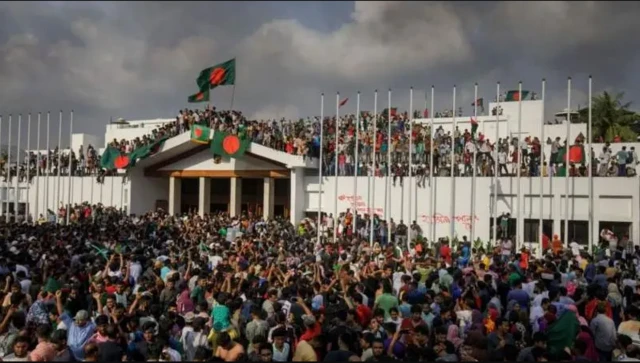 শেখ হাসিনার পতনের পর প্রধানমন্ত্রীর কার্যালয় দখল করে নেয় বিক্ষোভারীরা