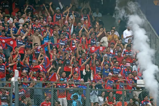 वानखेडे रङ्गशालामा नेपालको खेल हेर्न गएका नेपाली दर्शकहरूले नेपालको झण्डा बोकेका छन् भने अधिकांशले नेपालको जर्सी लगाएका छन्