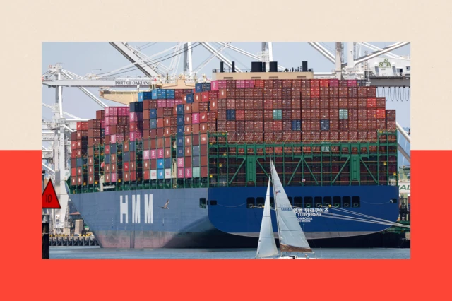 Un voilier passe devant un porte-conteneurs dans le port d'Oakland, à Oakland, en Californie.