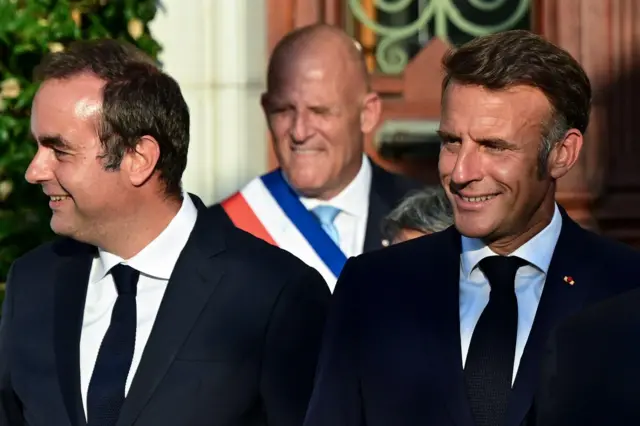 Sébastien Lecornu (solda) ve Emmanuel Macron 