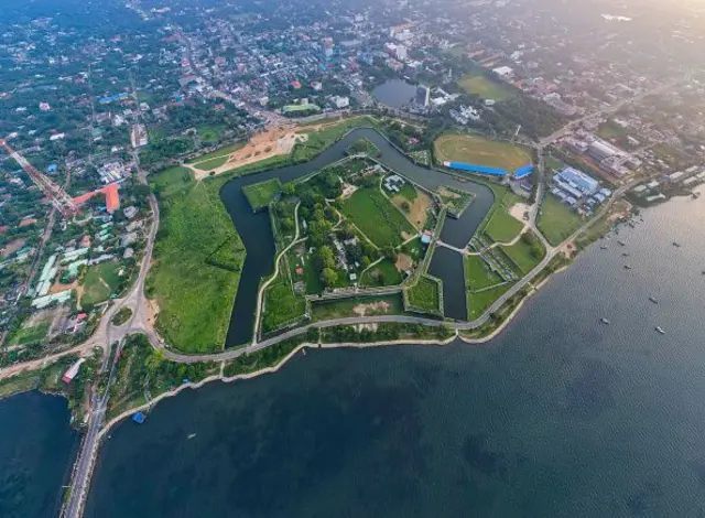 පෘතුගීසීන් ඉදි කළ මුල් ගොඩනැගිලි ස්වරූපය වෙනස් කර ලන්දේසීන් විසින් මෙම බලකොටුව අලංකාර පංචාස්‍ර හැඩයකයට ඉදි කර ඇති අතර ඔවුන්ට එය වටා ඇති දැවැන්ත දිය අඟල ඉදිකිරීමට දශක ගණනාවක් ගත වී තිබේ