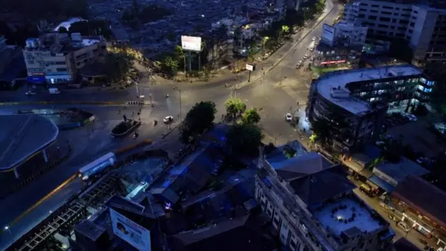 वरळी नाका. इथं अॅनी बेझंट रोड आणि इ. मोझेस रोड एकत्र येतात.