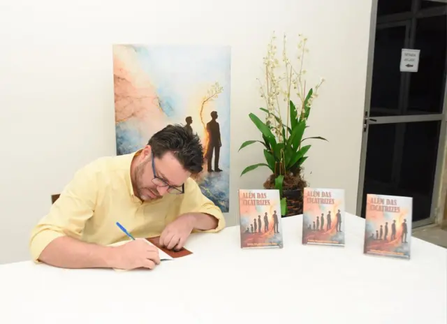Zaldo autografando livro