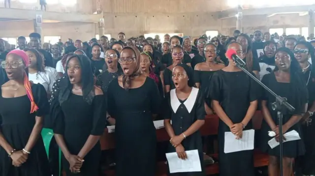 Foto ndị choir na-agụ egwu n'ụka ikpeazụ a kaara Ifuananya Nwangene n'ụlọụka St Pius Catholic Church Nara Unateze 