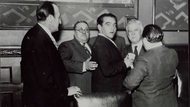 García Lorca acompañado por Fernando D’estoup, Pablo Suero y otras personas sin identificar. Rosario, Argentina, 1933.