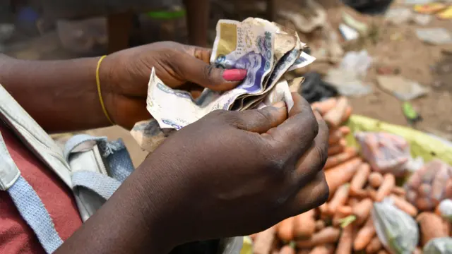 Nwaanyị na-agụ ego naịra ochie