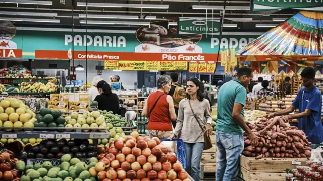 Consumidores em mercado em Braslia