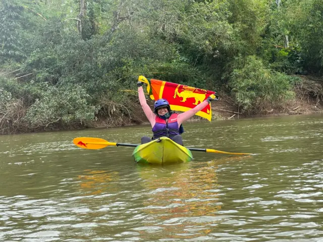 මහනුවර නිවසේ ගත කළ සමයේදී තමන් ඔහු සමග කාලය ගත කළ බවත්, එහිදී පරිසරය අත්විදීමට හුරු පුරුදු වූ බවත්, වීණා ජයමාන්න බීබීසී සිංහල සේවයට පැවසුවාය.