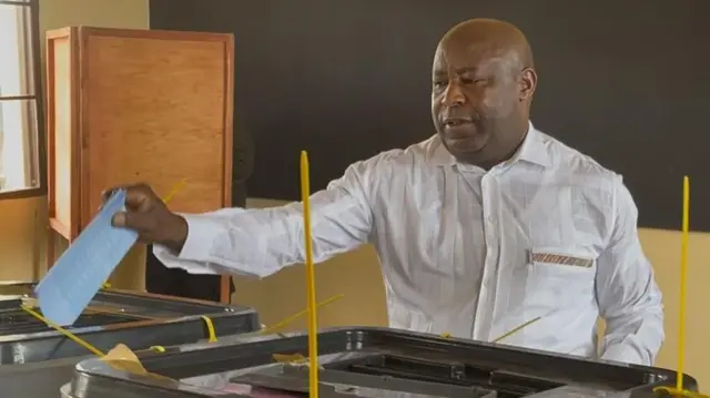 Umukuru w'igihugu Evariste Ndayishimiye, ariko ashira ikarata mw'isandugu y'itora, mu kibanza c'itora ca zone Kabanga, komine yiwe y'amavuko ya Giheta mu ntara ya Gitega, kuwa 5 Ruheshi 2025