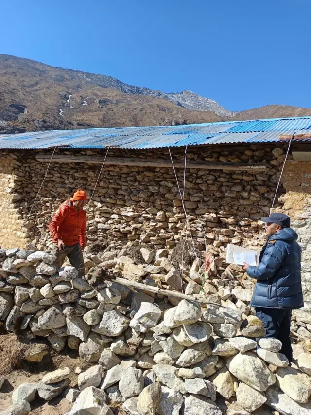 सोलुखुम्बु जिल्लामा भूकम्पका कारण क्षति पुगेको एउटा घरको निरीक्षण गर्दै प्रहरीहरू