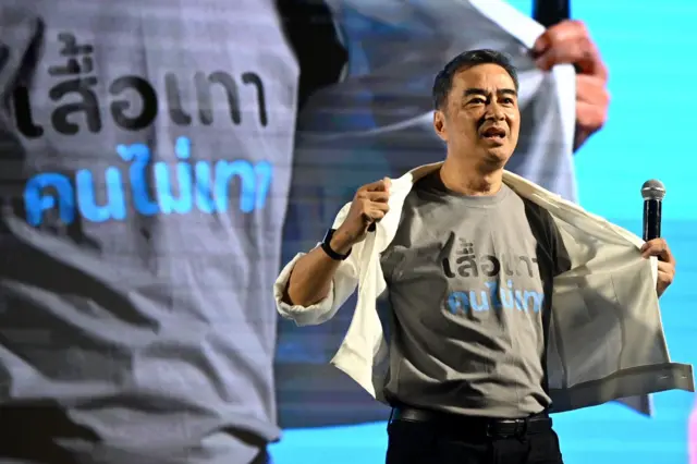 อภิสิทธิ์ เวชชาชีวะ สวมเสื้อยืดที่สกรีนข้อความว่า “เสื้อเทา คนไม่เทา” ในการเปิดปราศรัยใหญ่ใน กทม. ครั้งแรกเมื่อ 11 ม.ค.