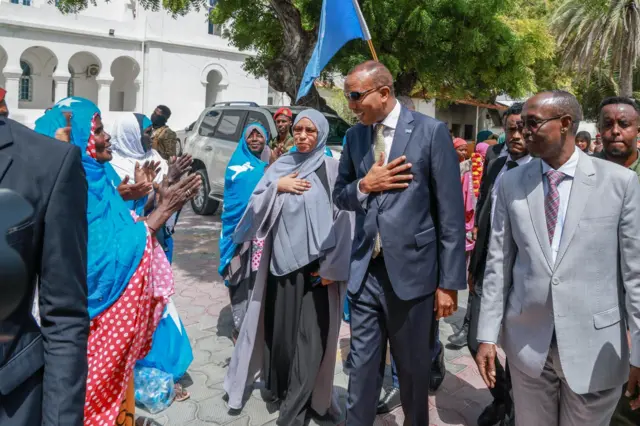 Ra'iisu Wsaaraha Soomaaliyo iyo Guddoomiya Gobolka Benaadir Duqa magaalada Muqdisho oo ay dumar soodhaweynayaan