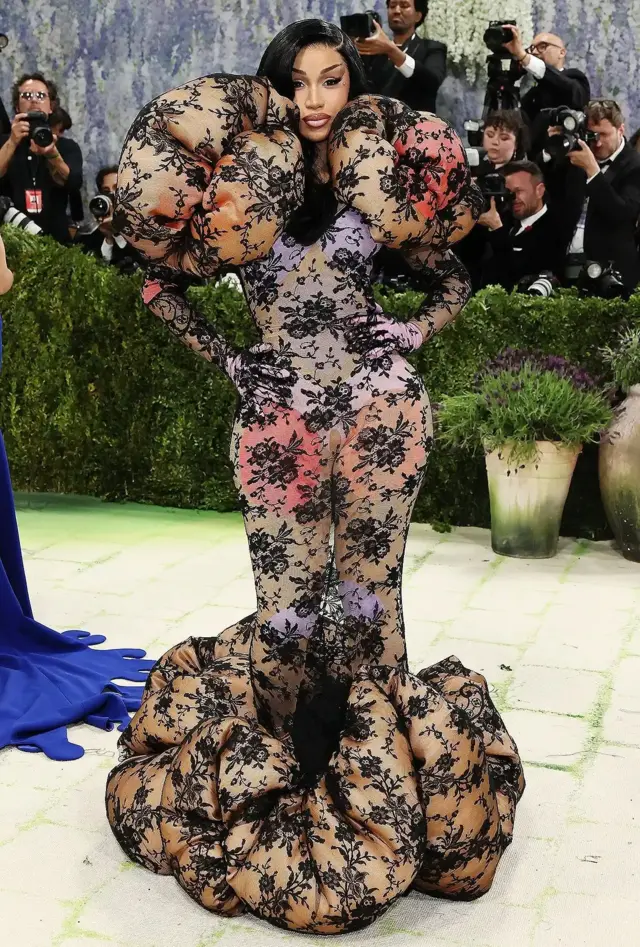 Umuhanzi Cardi B yabonetse yambaye ikanzu idasanzwe yakozwe na yo Marc Jacobs