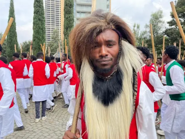 Dargaggootni Goobe sirban irreessa marga jiidhaa harkatti qabatanii deemu. 