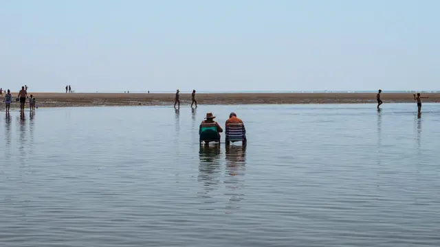 ሰዎች ተቀምጠው