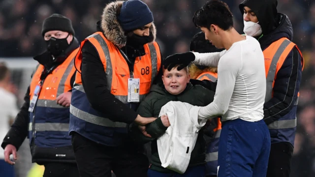 سون پیراهنش را به هوادار نوجوانی داد که پس از پیروزی در فینال جام اتحادیه ۲۰۲۱ مقبل وستهم وارد زمین شده بود