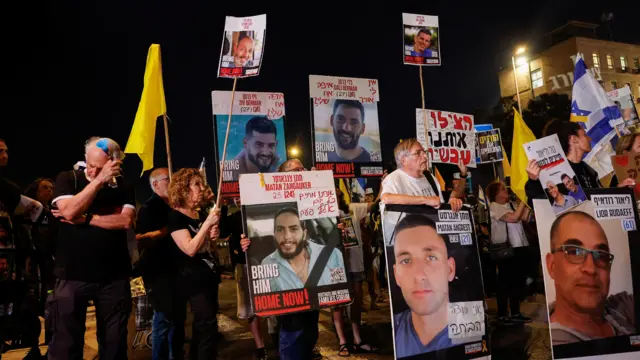 تظاهرات مطالبة بالإفراج عن الرهائن