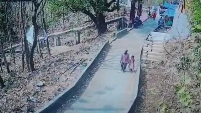 সামাজিক মাধ্যমে ছড়িয়ে পড়া সিসি ক্যামেরা ফুটেজে দেখা যায়, ওই ব্যক্তি পার্কের ভিতর শিশুটিকে হাত ধরে নিয়ে যাচ্ছেন