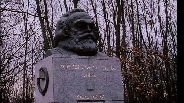 Kuburan Karl Marx di Highgate Cemetery, London