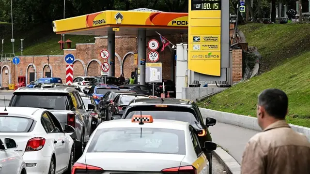 Los conductores hacen cola en una gasolinera de Rosneft en Moscú el 21 de agosto de 2026.