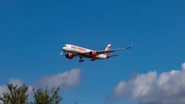 एअर इंडियाचं आकाशातील विमान 