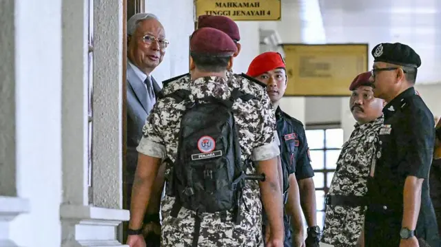 आधीच अडचणीत सापडलेल्या नजीब यांच्यासाठी याच आठवड्यात हा दुसरा मोठा धक्का आहे.