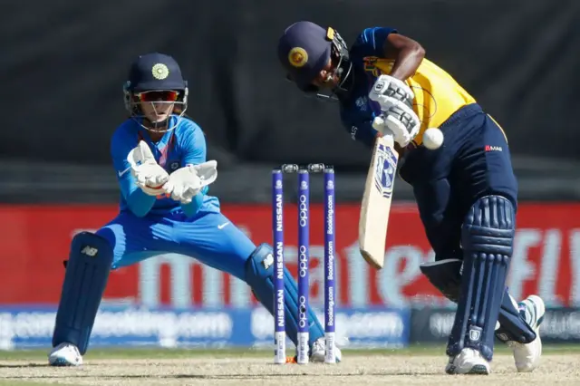 2020 පෙබරවාරි 29 වන දින ඕස්ට්රේලියාවේ මෙල්බර්න් හි හන්ෂන් ඕවල් හිදී පැවති ඉන්දියාව සහ ශ්රී ලංකාව අතර ICC කාන්තා T20 ක්රිකට් ලෝක කුසලාන තරඟයේදී ශ්රී ලංකාවේ හංසිමා කරුණාරත්න පන්දුවට පහර දෙමින්.