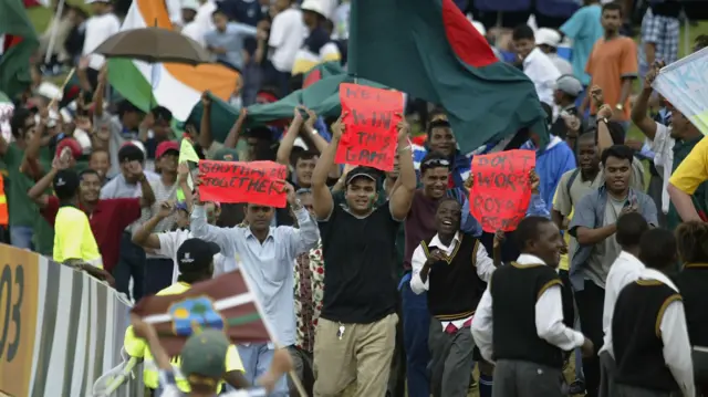 দক্ষিণ আফ্রিকার বেনোনিতে বিশ্বকাপের ম্যাচে বাংলাদেশ সমর্থকরা। ১৮ ফেব্রুয়ারি, ২০০৩