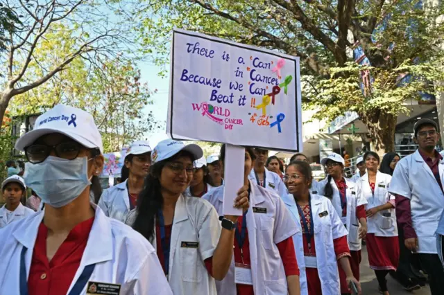 صورة تعود للرابع من فبراير من عام 2025 لطلاب من معهد نظام للعلوم الطبية في حيدر آباد في الهند يشاركون في مسيرة توعية بمرض السرطان بمناسبة 