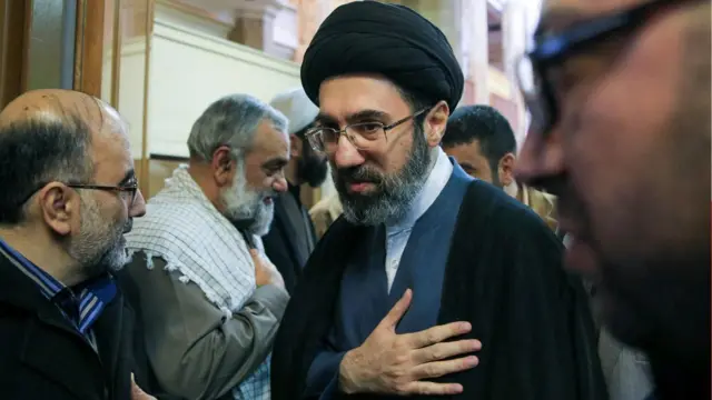 伊朗新任最高领袖穆杰塔巴·哈梅内伊(已故伊朗最高领袖阿亚图拉·阿里·哈梅内伊的次子)在伊朗德黑兰出席会议。