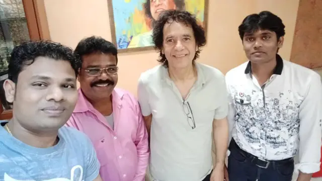 व्हटकर कुटुंबीय उत्साद झाकीर हुसैन यांच्यासोबत