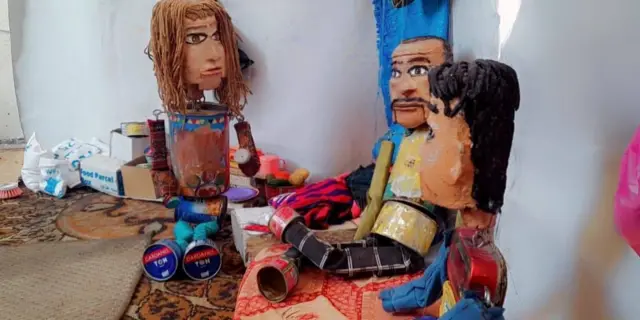 Marionnettes fabriquées à partir de boîtes de conserve et de bouts de papier