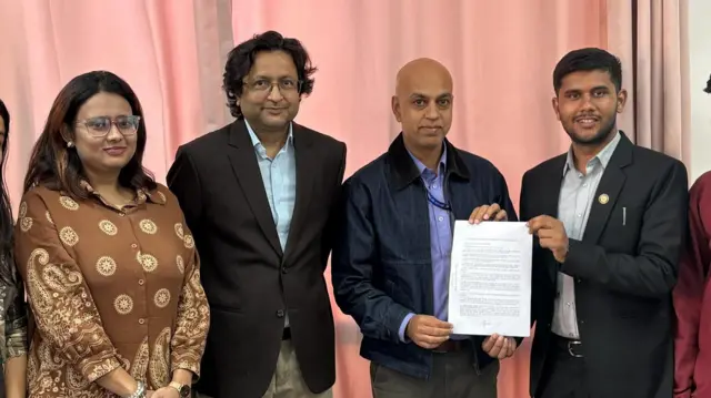 जेन जी फ्रन्टको ज्ञापनपत्र बुझ्दै प्रधानमन्त्री कार्कीका सल्लाहकार गोविन्दनारायण, साथमा अजयभद्र खनाल पनि