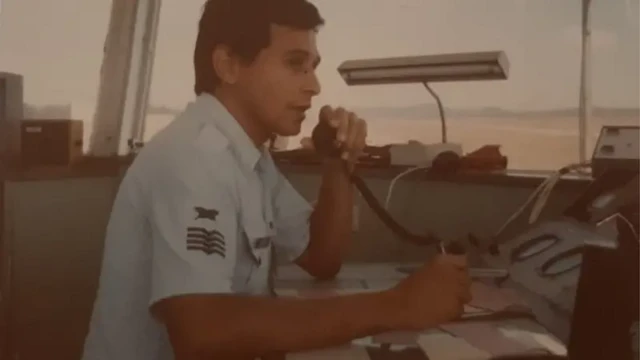 Sérgio Mota da Silva na torre de controle de São José dos Campos
