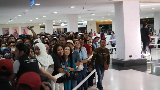 Titi Anggraini, dosen pemilu Fakultas Hukum Universitas Indonesia, mengatakan dirinya memperoleh informasi bahwa banyak pemilih mengalami kebingungan karena mengaku belum mendapatkan informasi atau sosialisasi terkait proses atau alur pemungutan suara di TPSLN di Pemilu 2024. 