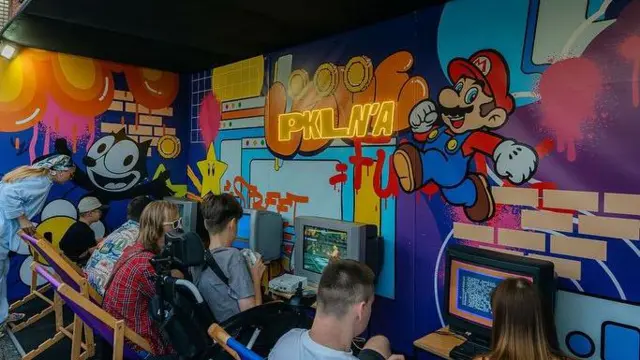 Люди граються в старі комп'ютерні ігри на фестивалі