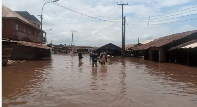 Ndị mmadụ na-awanye ụkwụ n'idemmiri