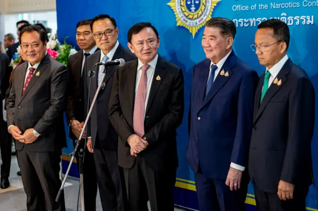 “ผมเชื่อว่ารัฐมนตรีสมศักดิ์มีข้อมูลทุกอย่าง และต้องคิดเยอะหน่อย" ทักษิณ ชินวัตร ตอบคำถามผู้สื่อขข่าวโดยมี รมว.สธ. ยืนอยู่ใกล้ ๆ เมื่อ 27 พ.ค.