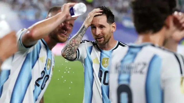 يتوقف لاعبو كرة القدم خلال مباريات كأس العالم 2026 لأخذ فترات إضافية لشرب المياه، لمساعدتهم على التأقلم مع درجات الحرارة المرتفعة