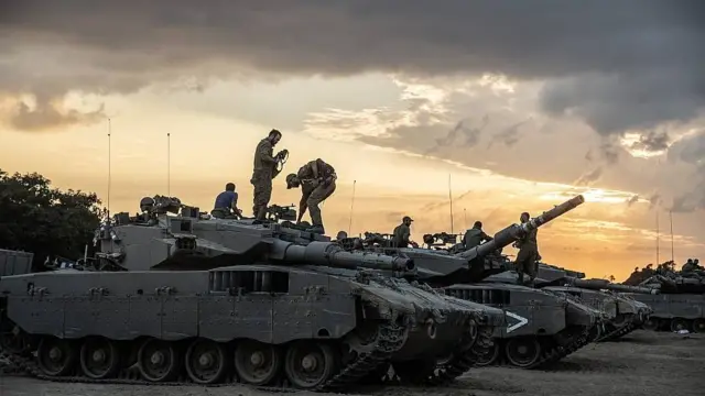 Soldados israelíes sobre tanques