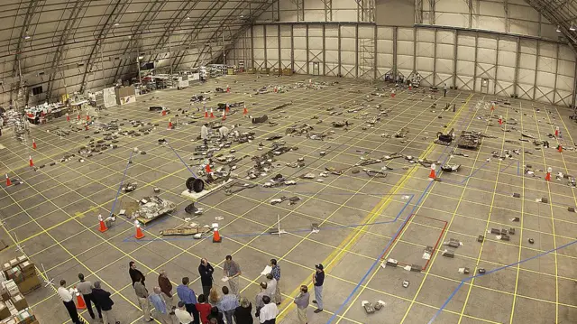 নাসার স্পেসফ্লাইট কলাম্বিয়া বিধ্বস্ত হওয়ার পর তদন্তকারীরা তার ধ্বংসাবশেষ পরীক্ষা করে দেখছেন