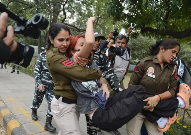 দিল্লিতে চীনা দূতাবাসের সামনে বিক্ষোভরত তিব্বতি অ্যাক্টিভিস্টদের তুলে নিয়ে যাচ্ছে পুলিশ