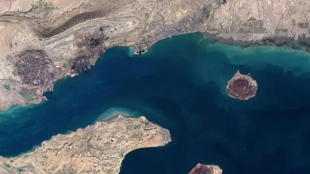 Vista satelital de Bandar Abbas, la isla de Qeshm, la isla de Larak y la isla de Ormuz en la provincia de Hormozgan, dentro de la región del estrecho de Ormuz.