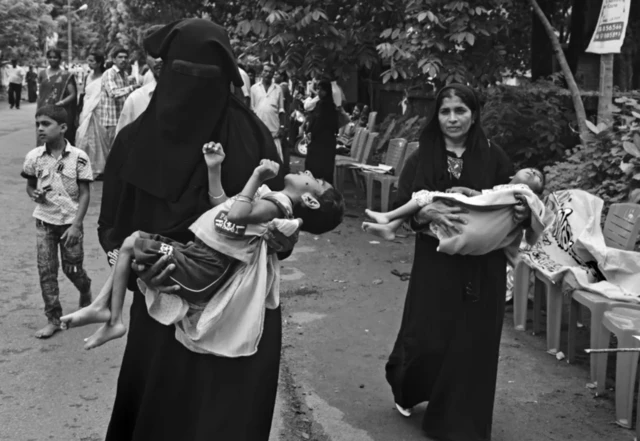 ਸਾਲ 2012 ਵਿੱਚ ਕਈ ਮਾਵਾਂ ਨੇ ਆਪਣੇ ਬਿਮਾਰ ਬੱਚਿਆਂ ਨੂੰ ਗੋਦੀ ਚੁੱਕ ਕੇ ਕਾਸਰਗੋਡ ਵਿੱਚ ਕਲੈਕਟਰ ਦੇ ਦਫ਼ਤਰ ਤੱਕ ਮਾਰਚ ਕੀਤਾ