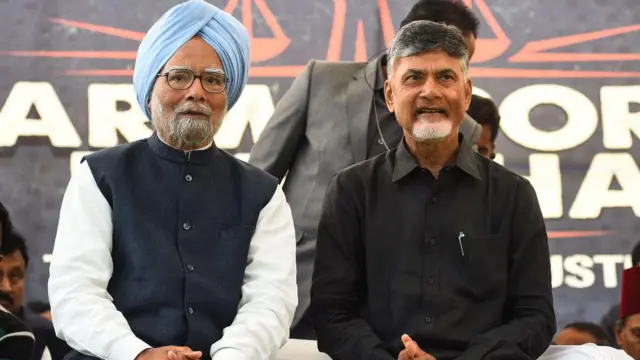 ధర్మ పోరాట దీక్ష సందర్భంగా మాజీ ప్రధాని మన్మోహన్ సింగ్ను కలిసిన చంద్రబాబు