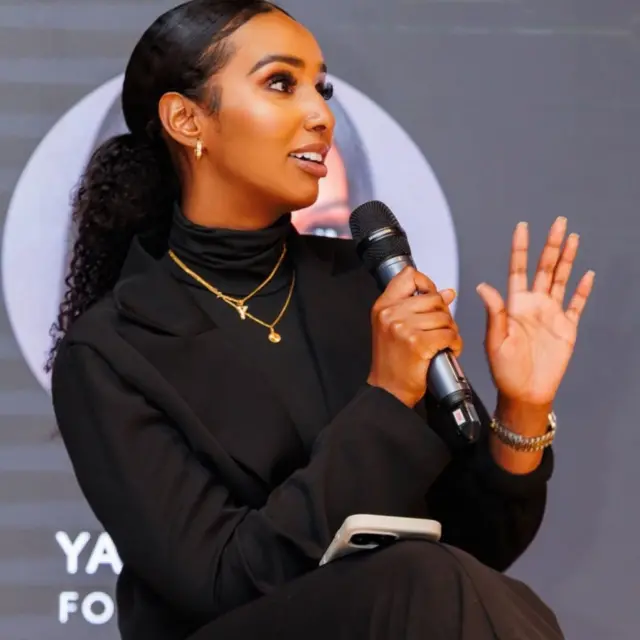 Iyadoo adeegsanaysa tababaro, la-talin, iyo abaabul bulsho, ayay Yasmin waayo-aragnimadeeda la wadaagtaa dhalinyarada Soomaaliyeed.